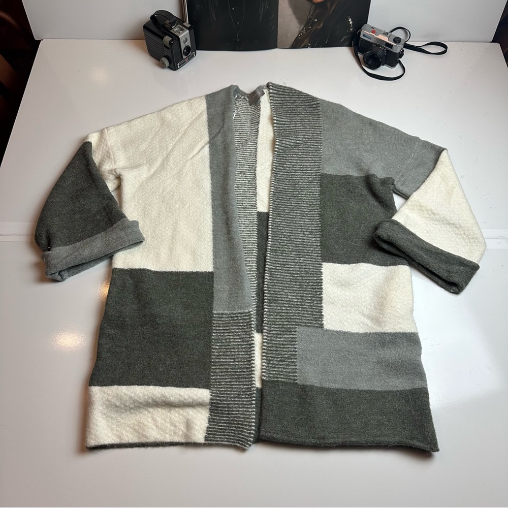 Cyrus Women's Gray and Cream Color Block Cardigan